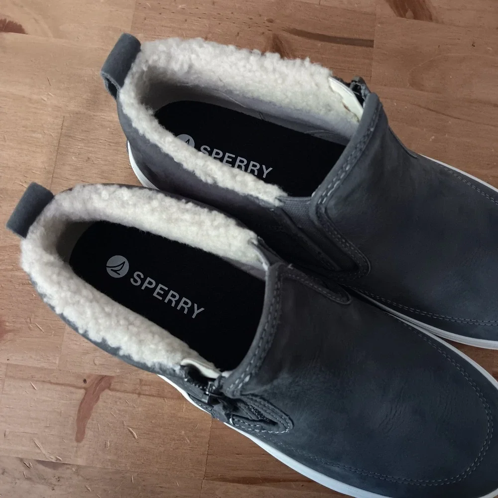 Sperry crest lug